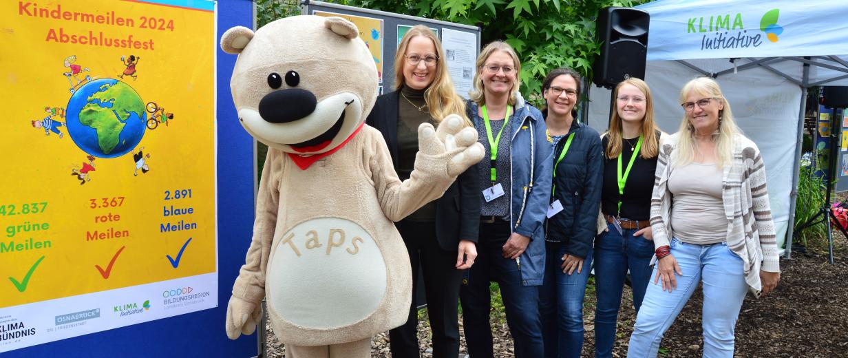 Gruppe von Personen mit Maskottchen